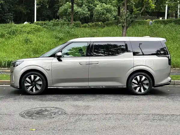 Volvo EM90 2024