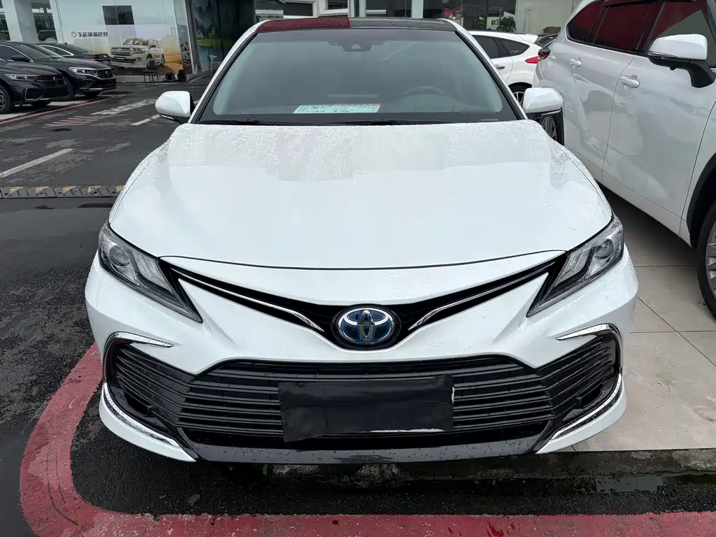 Toyota Camry 2023 — фото 2