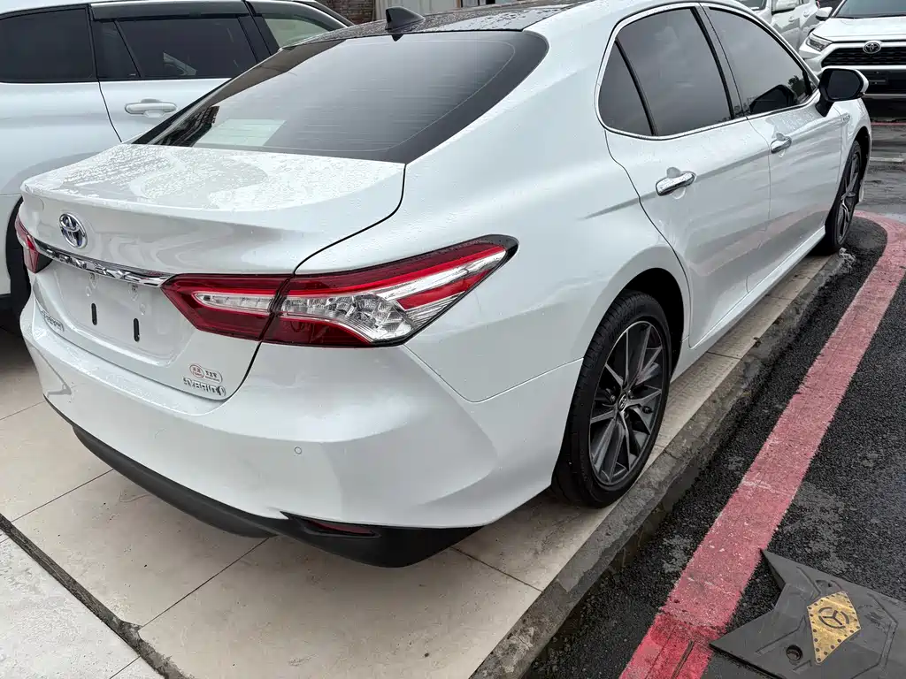 Toyota Camry 2023 — фото 16
