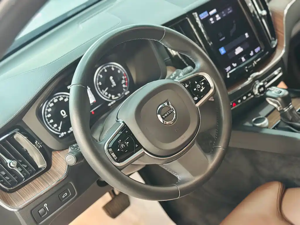 Volvo XC60 2020 — фото 8
