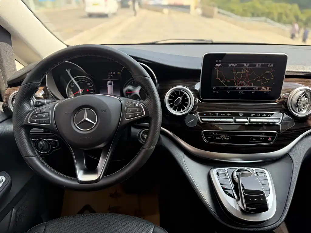Mercedes-Benz V-Class 2020 — фото 16
