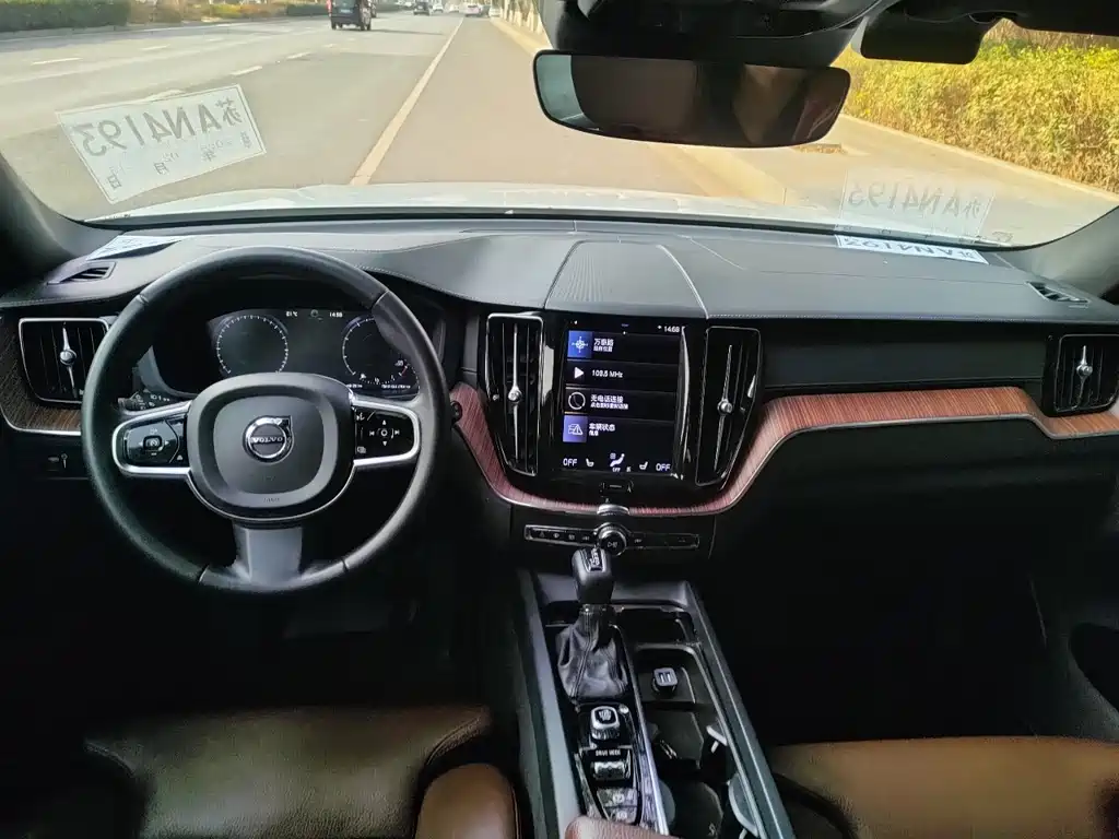 Volvo XC60 2020 — фото 10