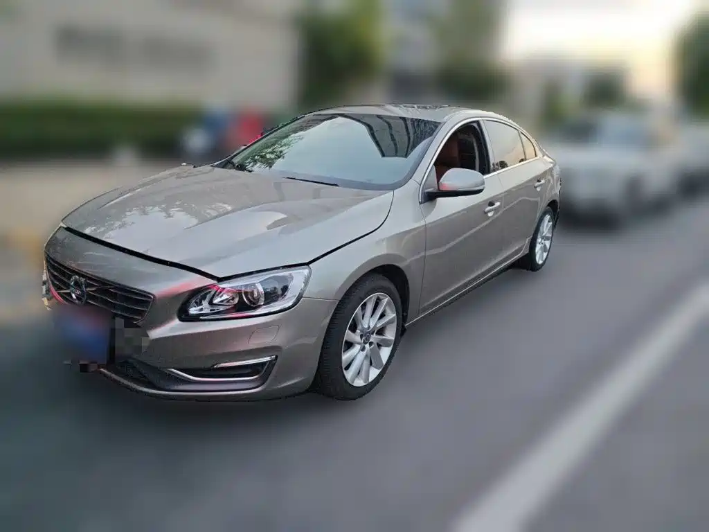 Volvo S60 2015 — фото 1