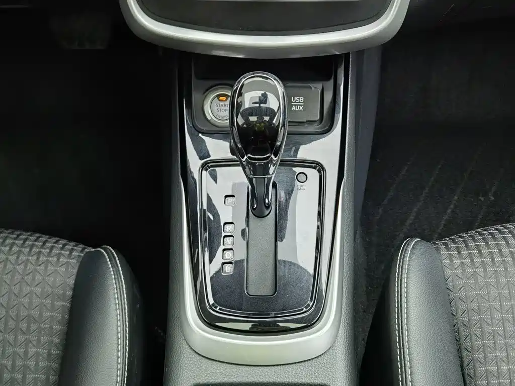 Nissan Tiida 2017 — фото 13