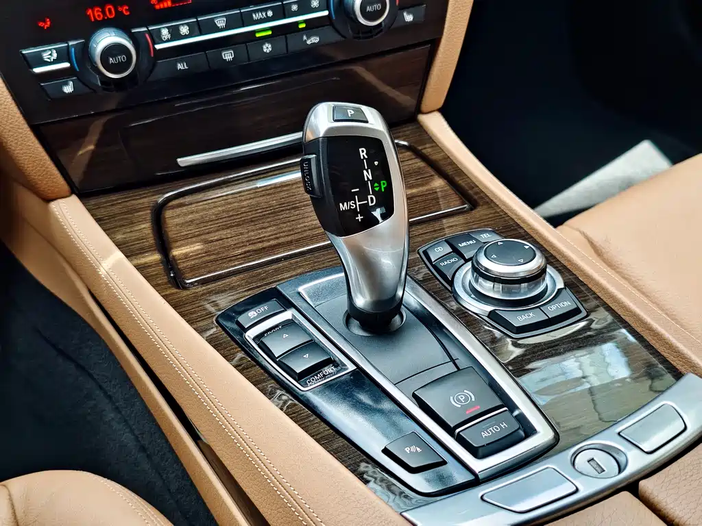 BMW 7 Series 2011 — фото 16