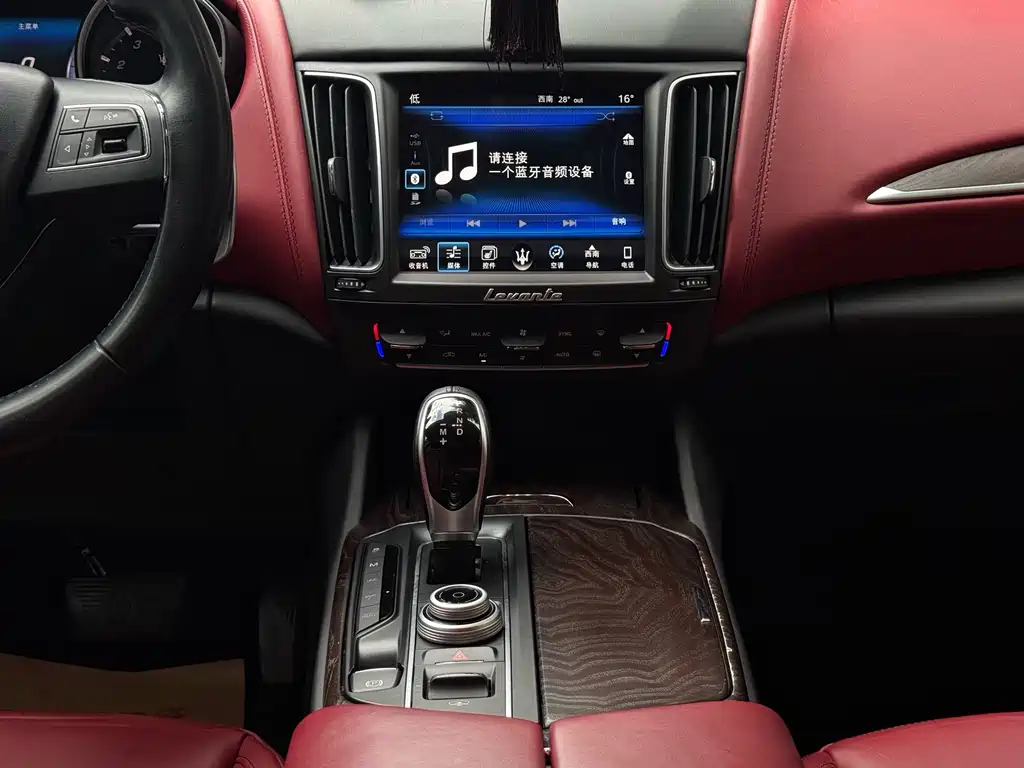 Maserati Levante 2017 — фото 30