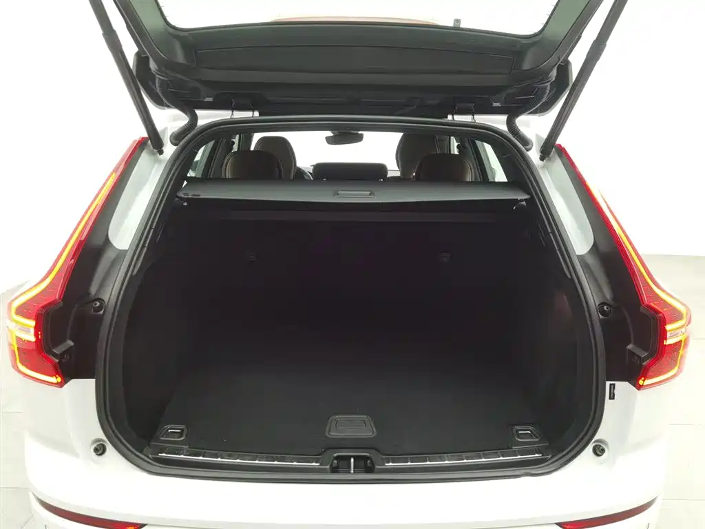 Volvo XC60 2022 — фото 16