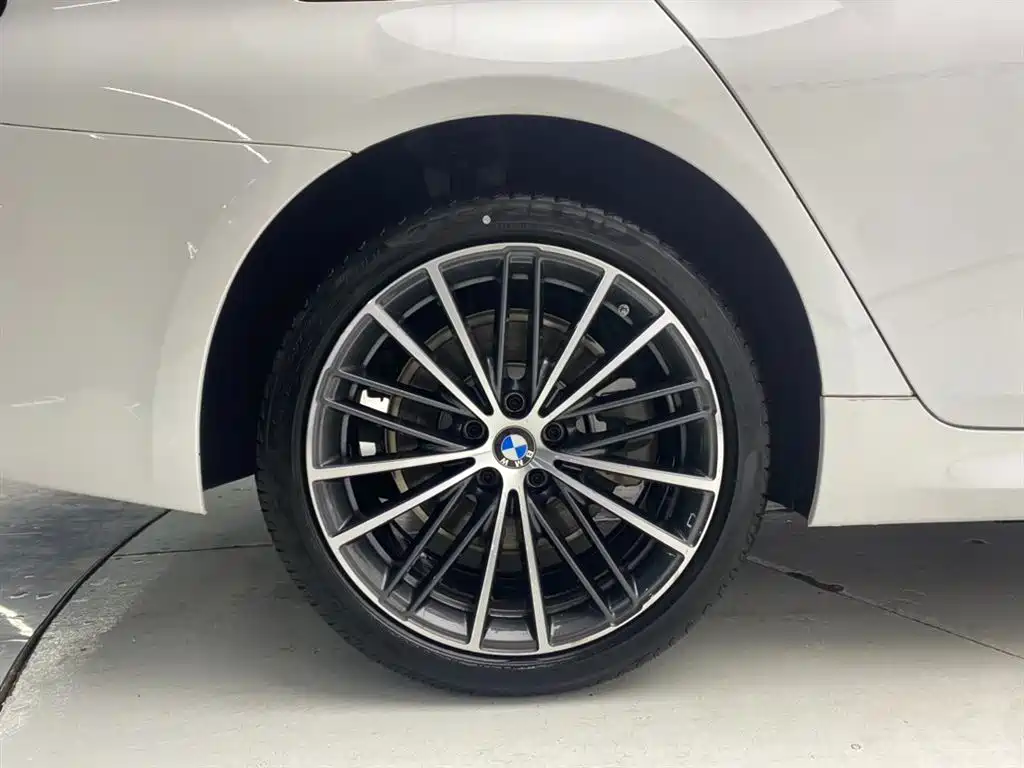 BMW 5 Series 2023 — фото 11