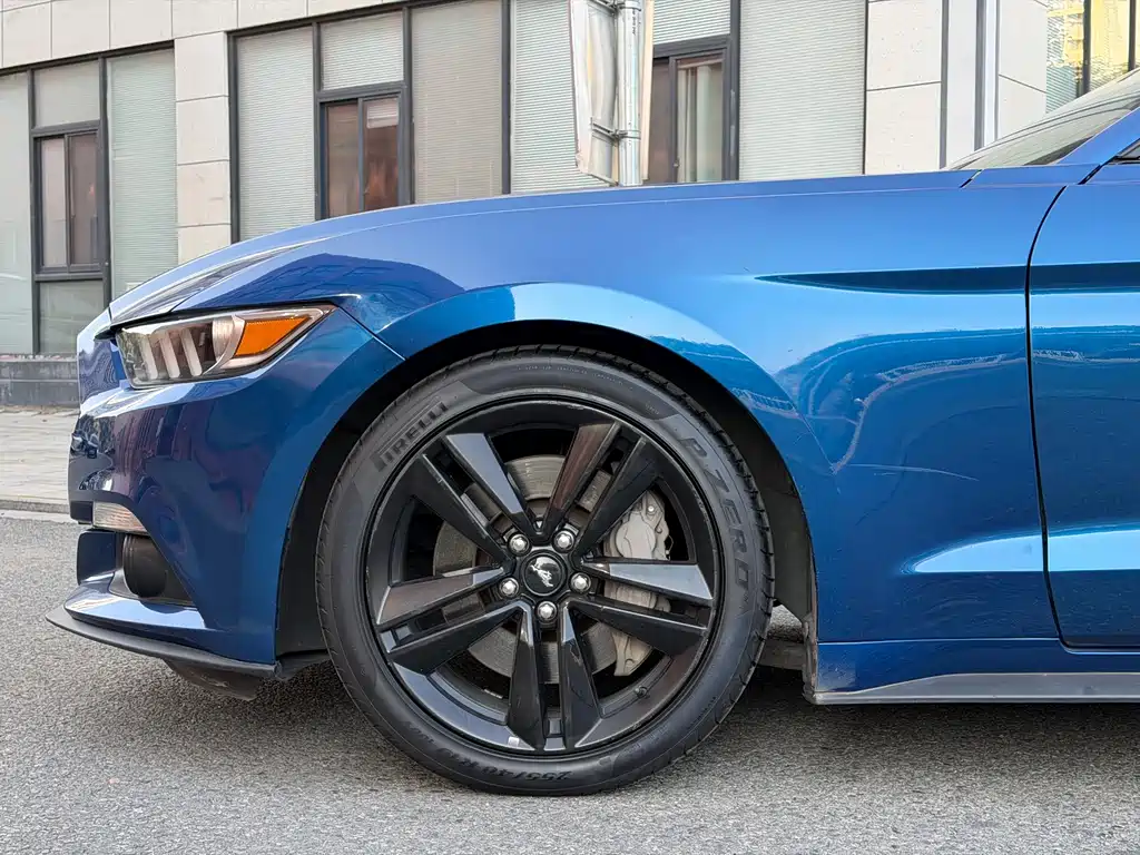 Ford Mustang 2017 — фото 20