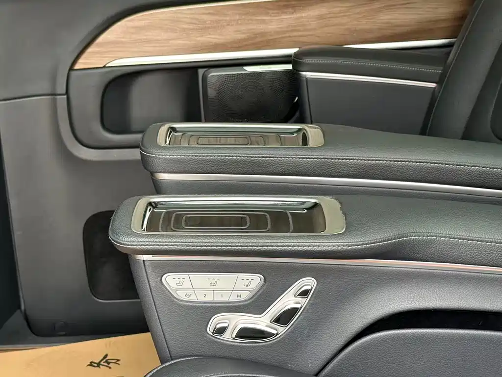 Mercedes-Benz V-Class 2021 — фото 15