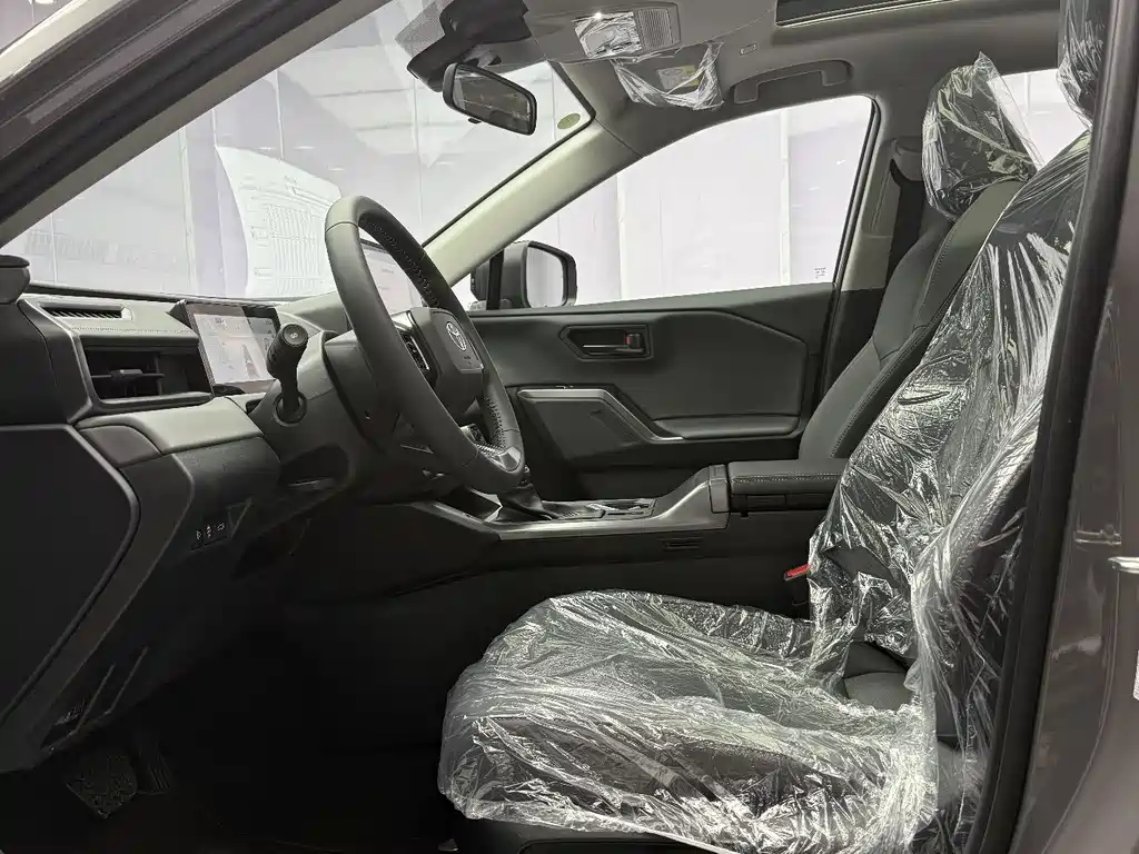 Toyota RAV4 — фото 11