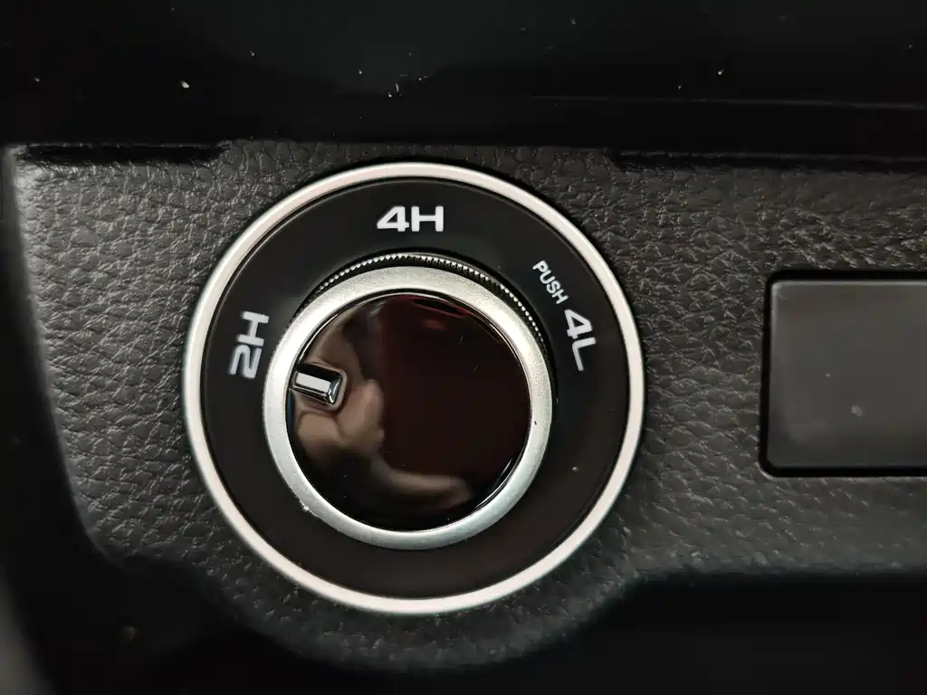 Isuzu D-MAX 2023 — фото 12