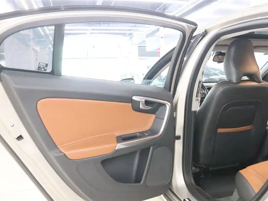 Volvo S60 2017 — фото 13