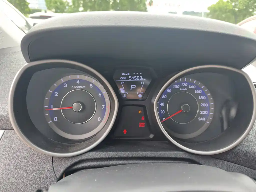 Hyundai Elantra 2018 — фото 12