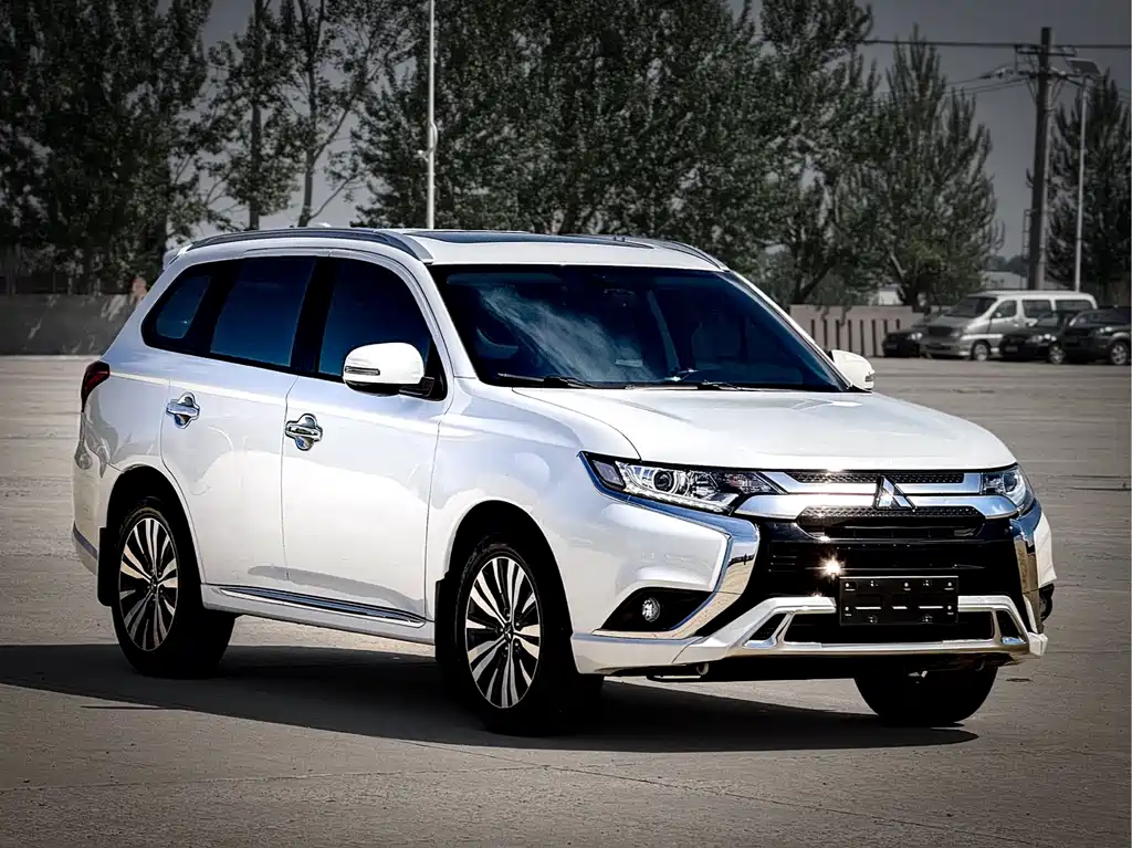 Mitsubishi Outlander 2021 — фото 3