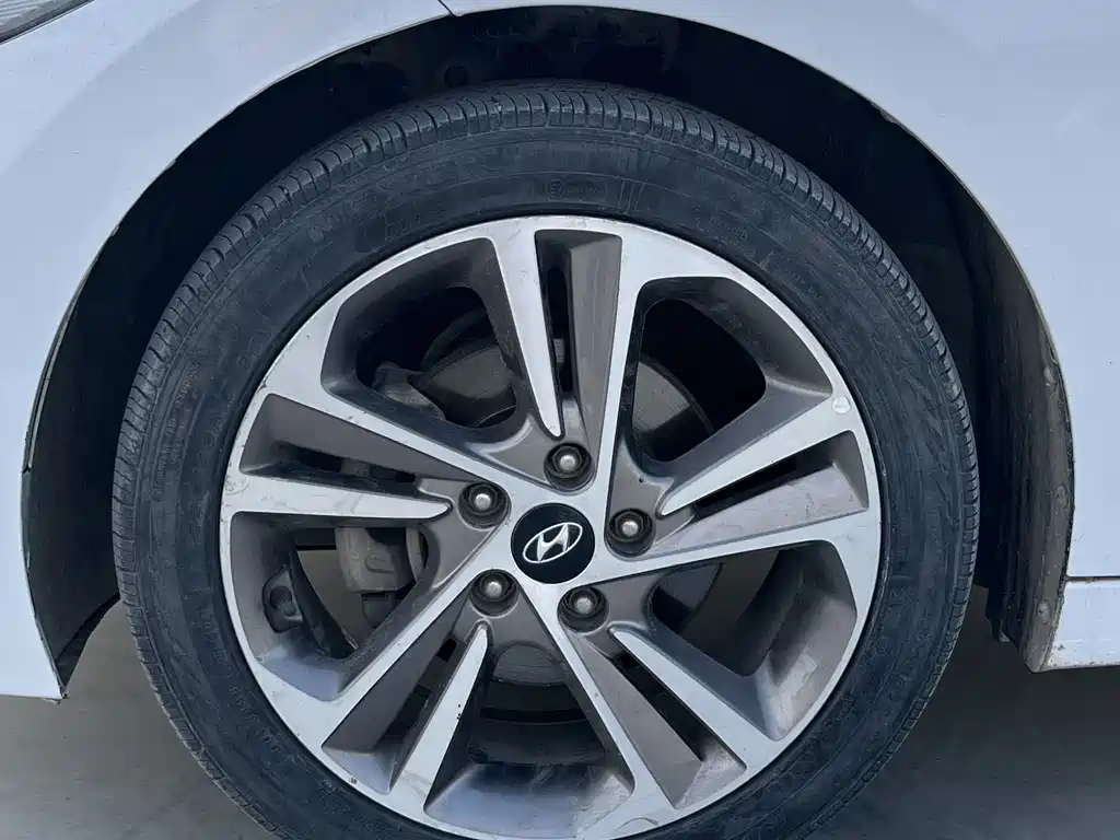 Hyundai Elantra 2018 — фото 9