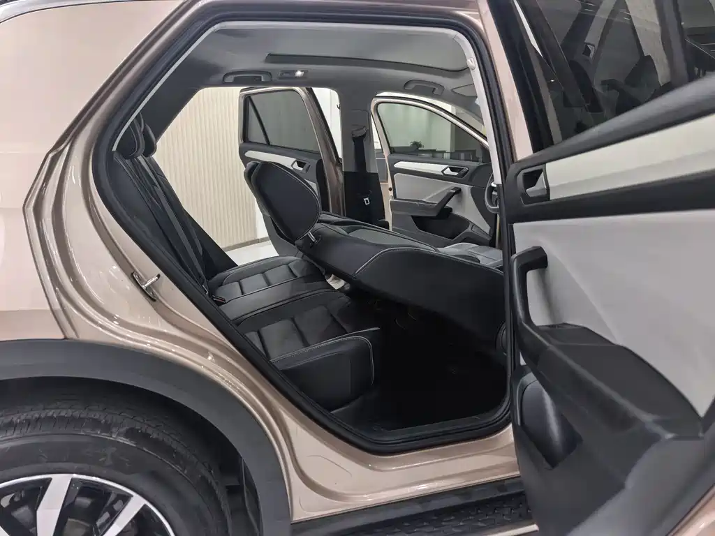 Volkswagen T-Roc 2023 — фото 10