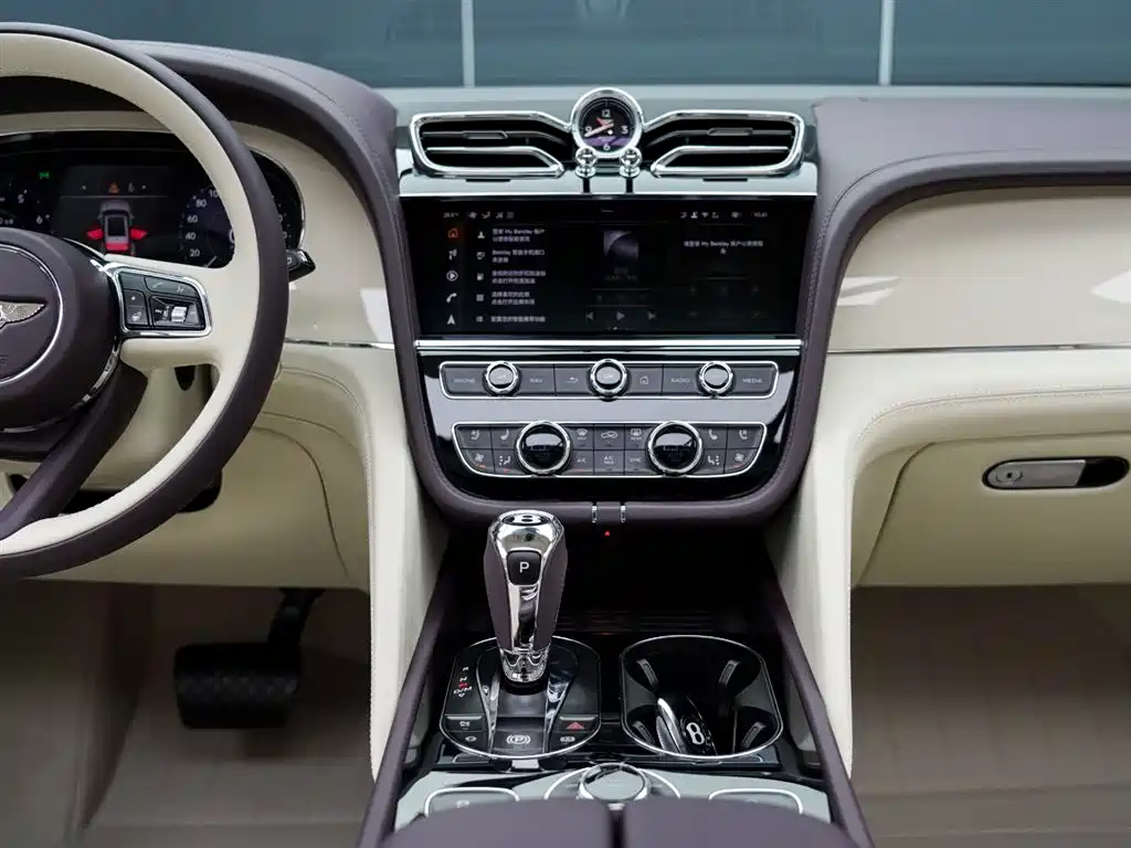 Bentley Bentayga 2025 — фото 17