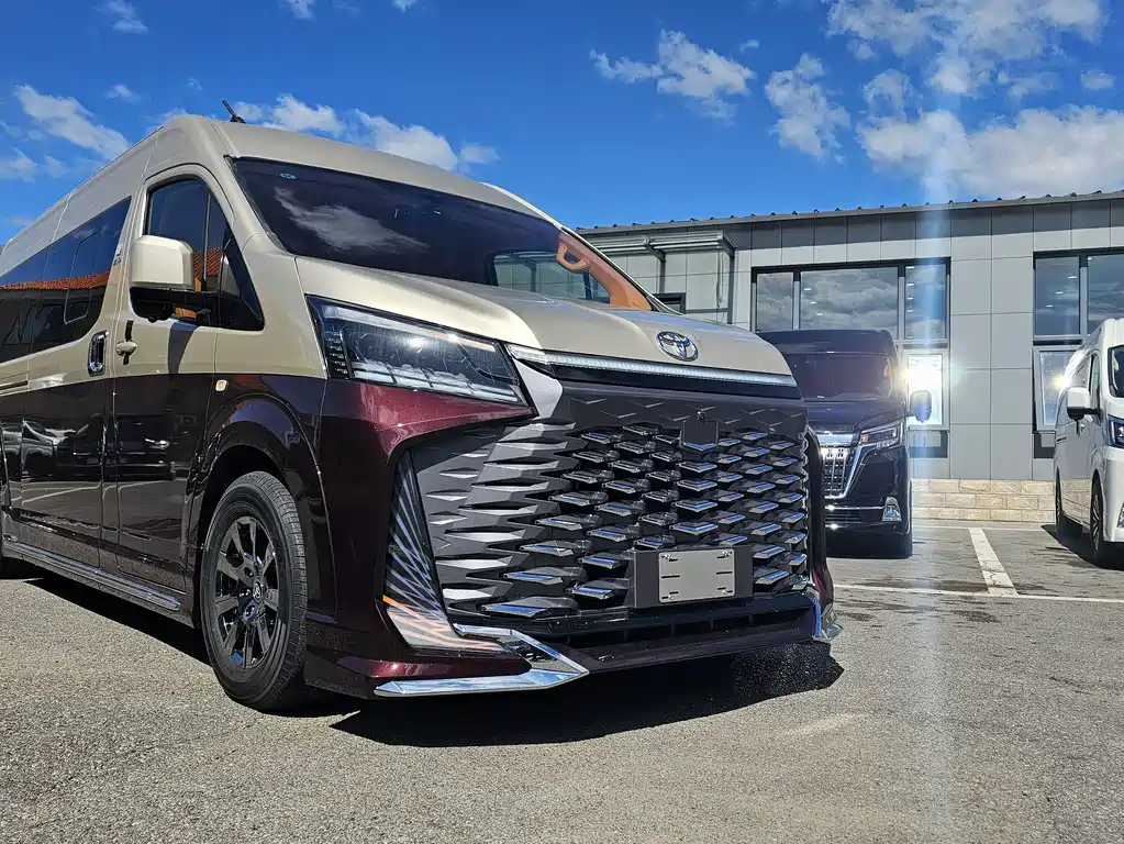 Toyota Hiace — фото 4