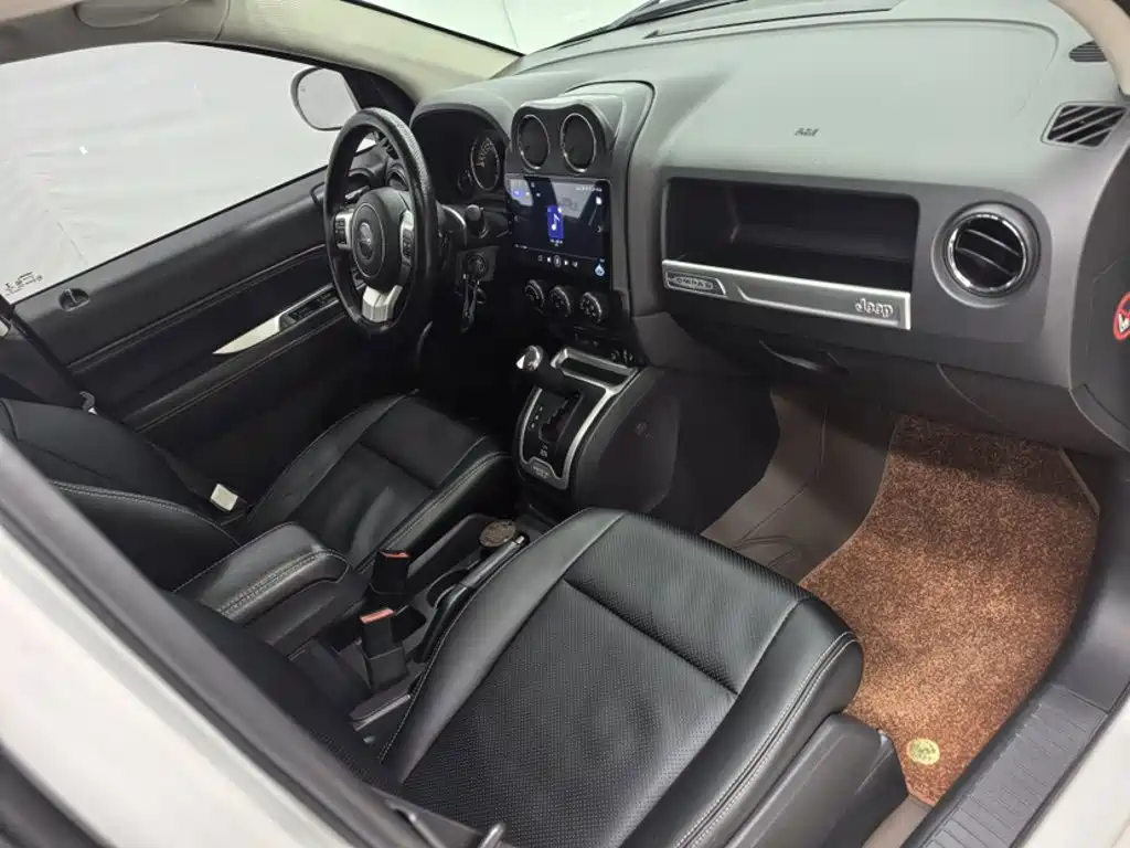 Jeep Compass 2015 — фото 17