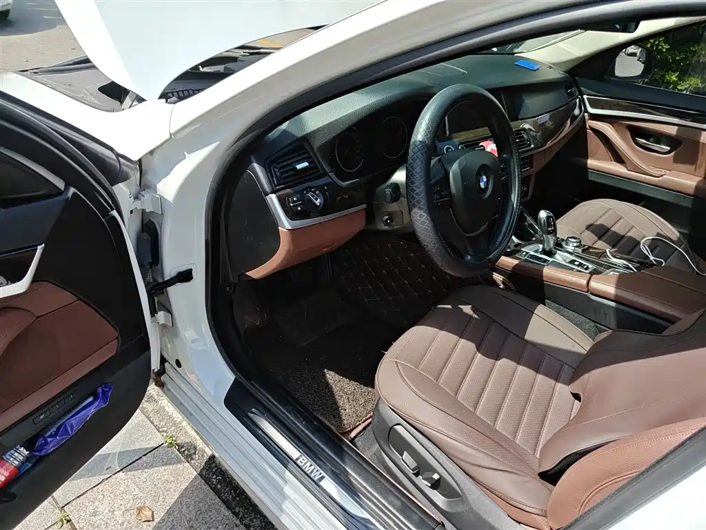 BMW 5 Series 2017 — фото 14
