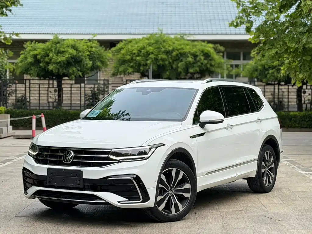 Volkswagen Tiguan L 2023 — фото 1