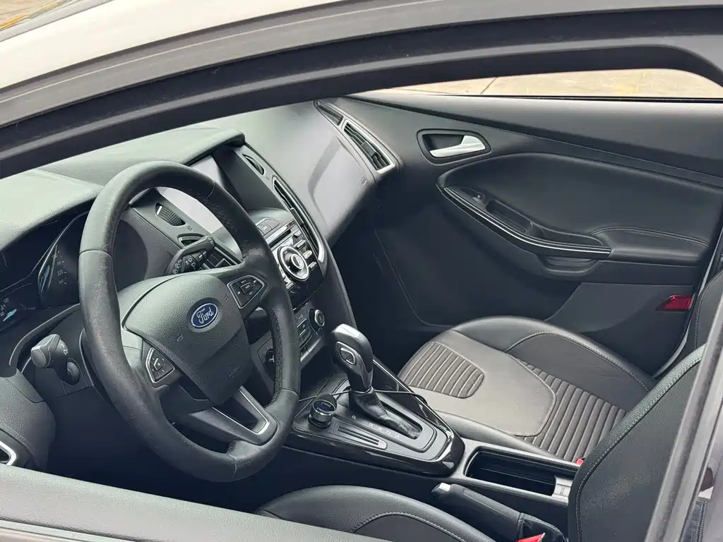 Ford Focus 2019 — фото 11
