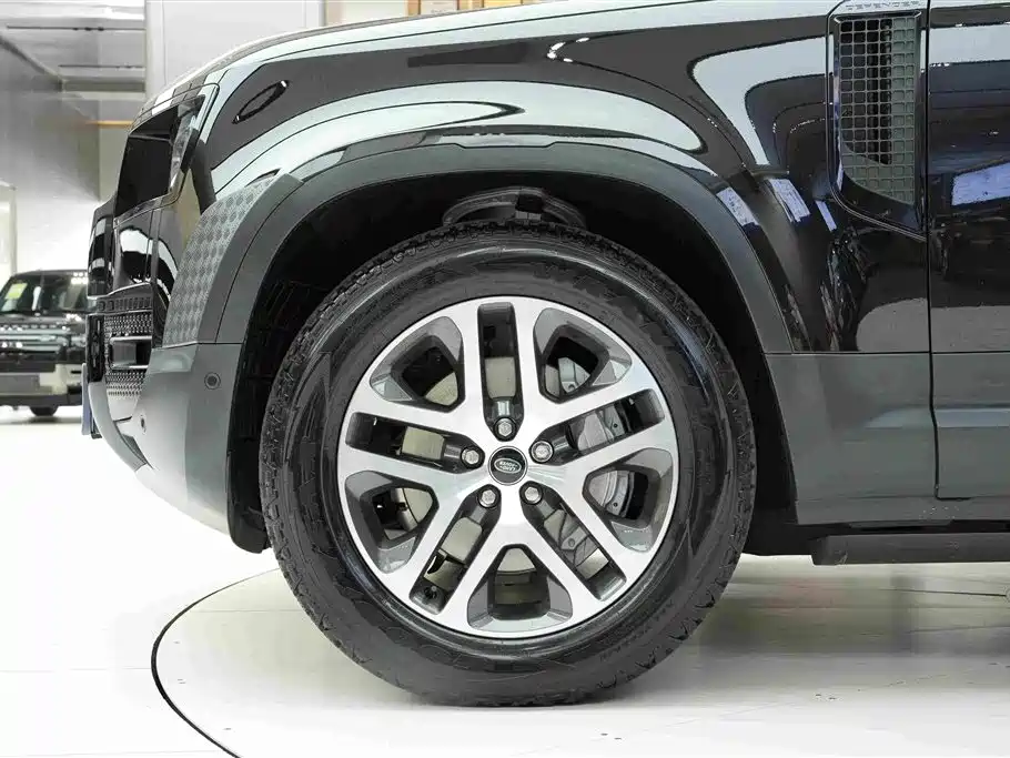 Land Rover Defender 2024 — фото 25