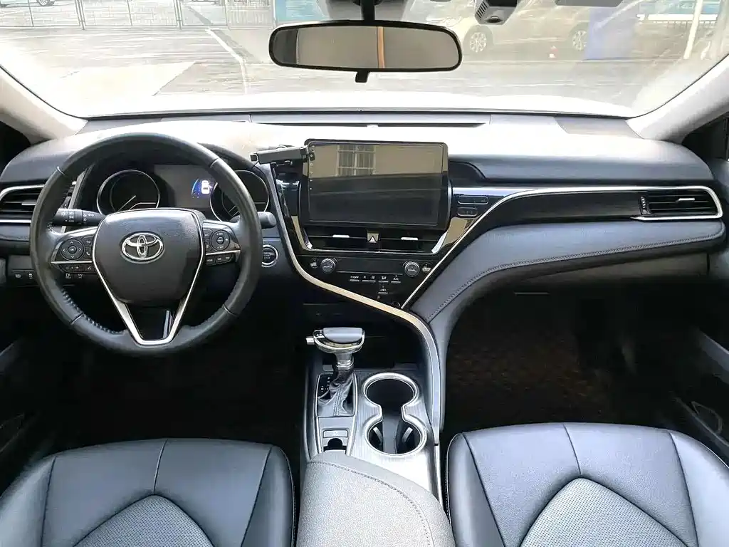 Toyota Camry 2023 — фото 13