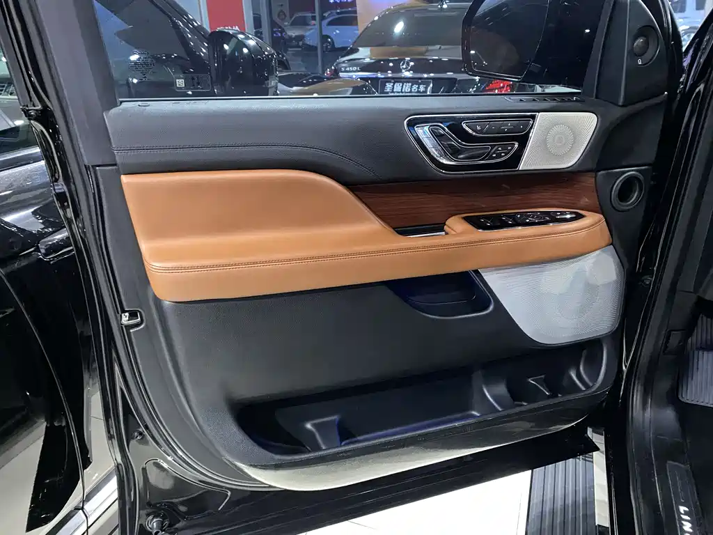 Lincoln Navigator 2022 — фото 11