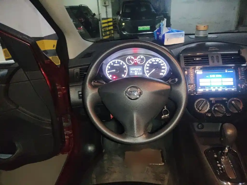 Nissan Tiida 2015
