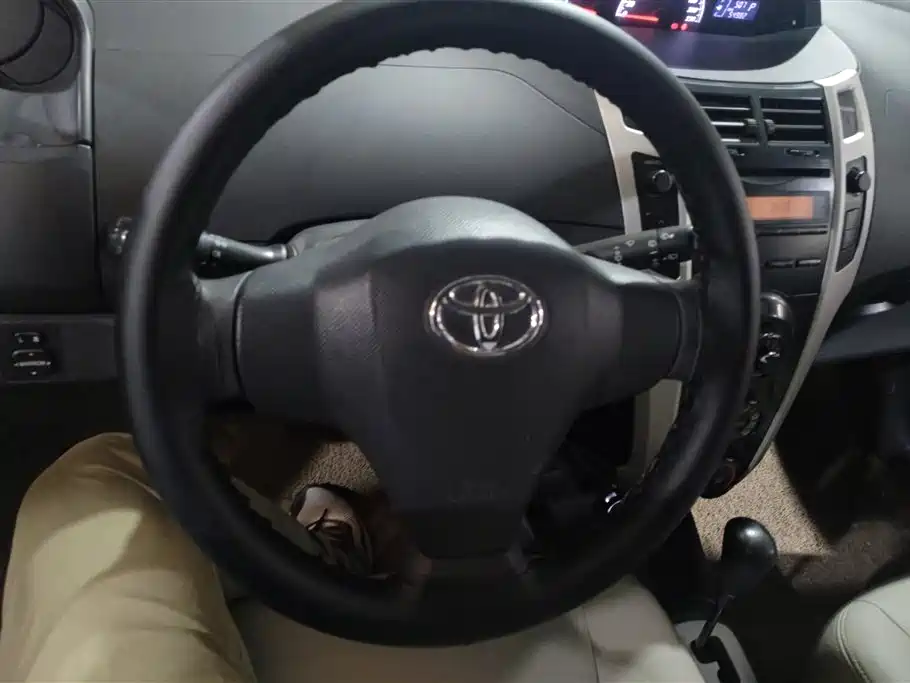 Toyota Yaris 2013 — фото 15