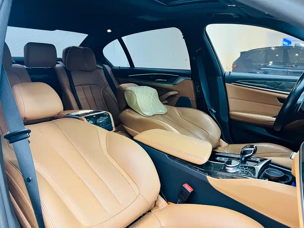 BMW 5 Series 2018 — фото 12
