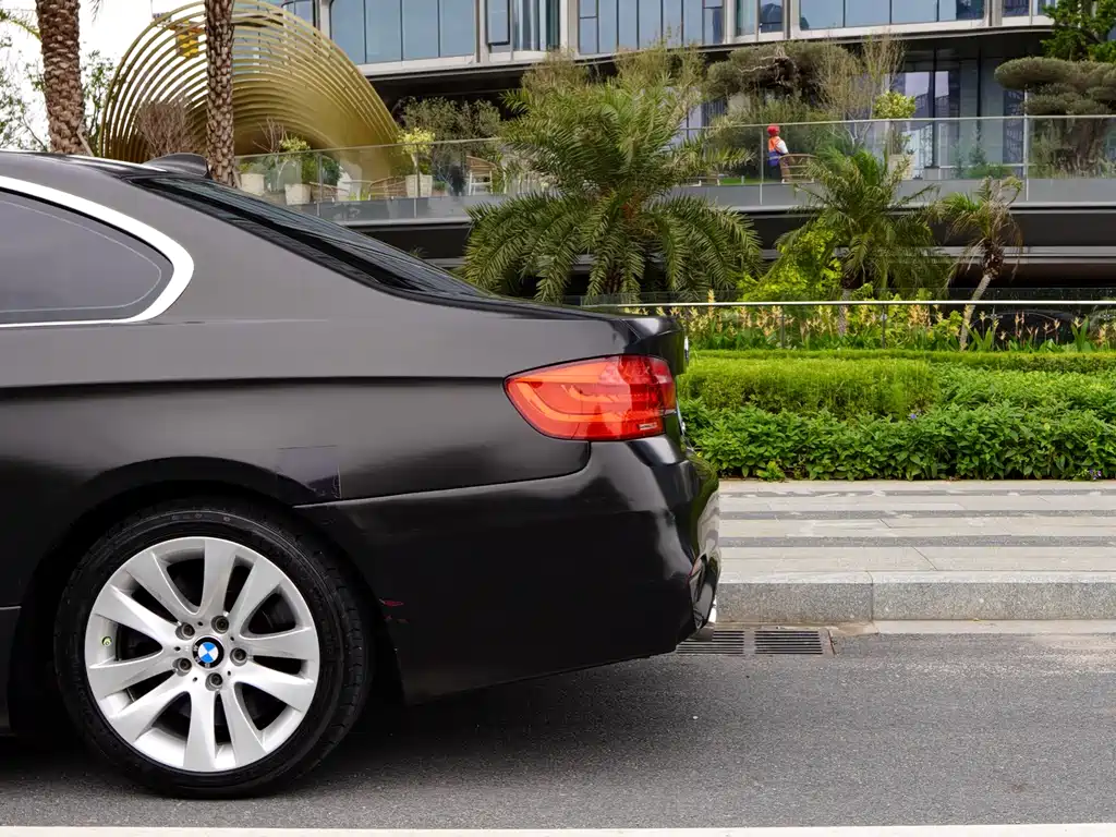 BMW 3 Series 2011 — фото 23