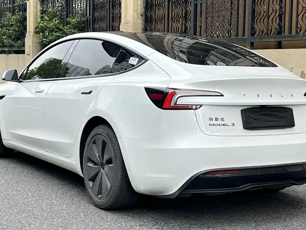 Tesla Model 3 2026 — фото 4