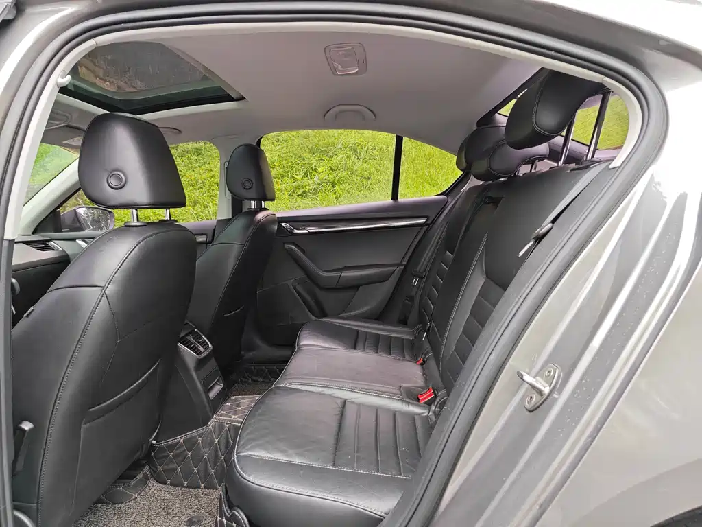 Skoda Octavia 2017 — фото 11