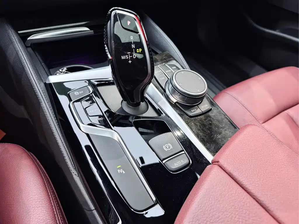 BMW 5 Series 2018 — фото 16