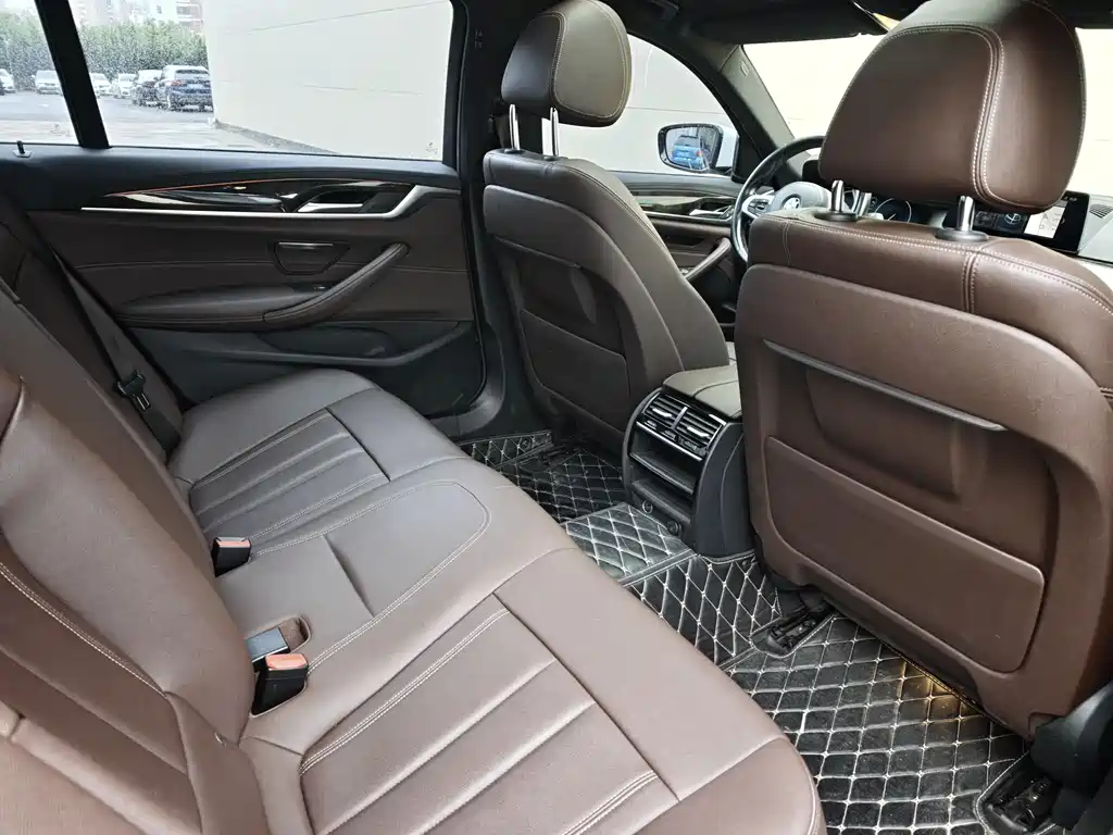 BMW 5 Series 2019 — фото 14