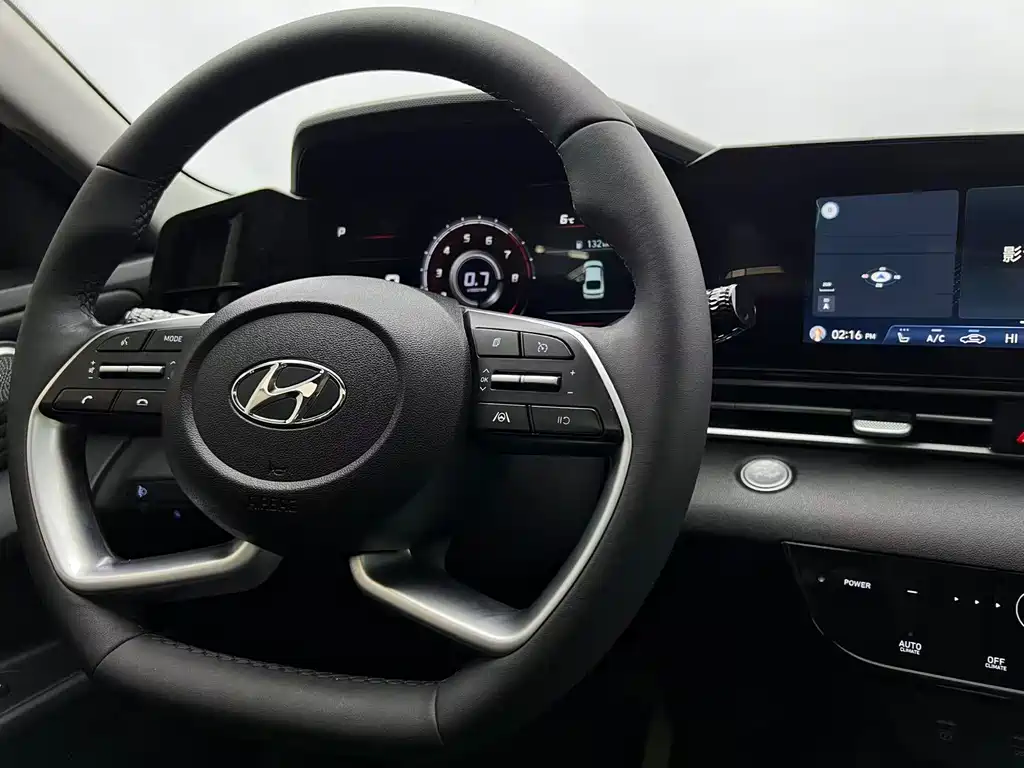 Hyundai Elantra 2023 — фото 18