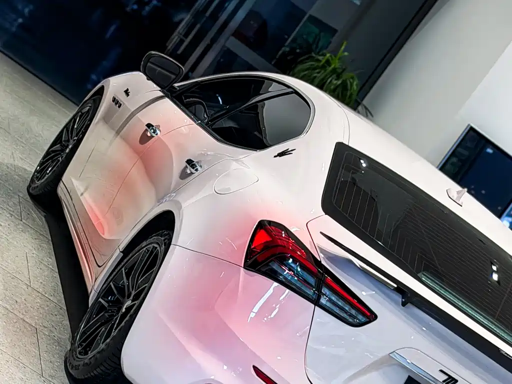 Maserati Ghibli 2023 — фото 18