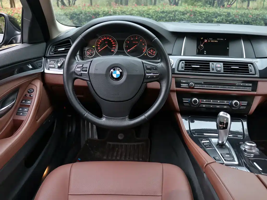 BMW 5 Series 2015 — фото 11