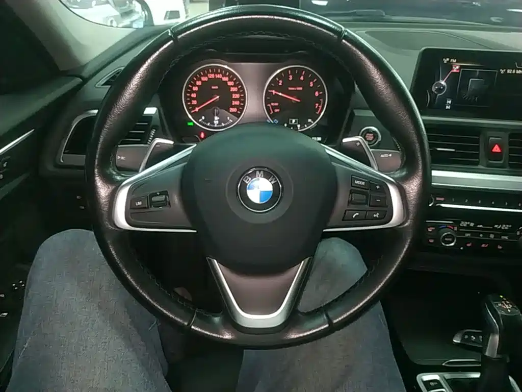 BMW 1 Series 2018 — фото 11