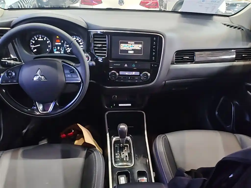 Mitsubishi Outlander 2020 — фото 13