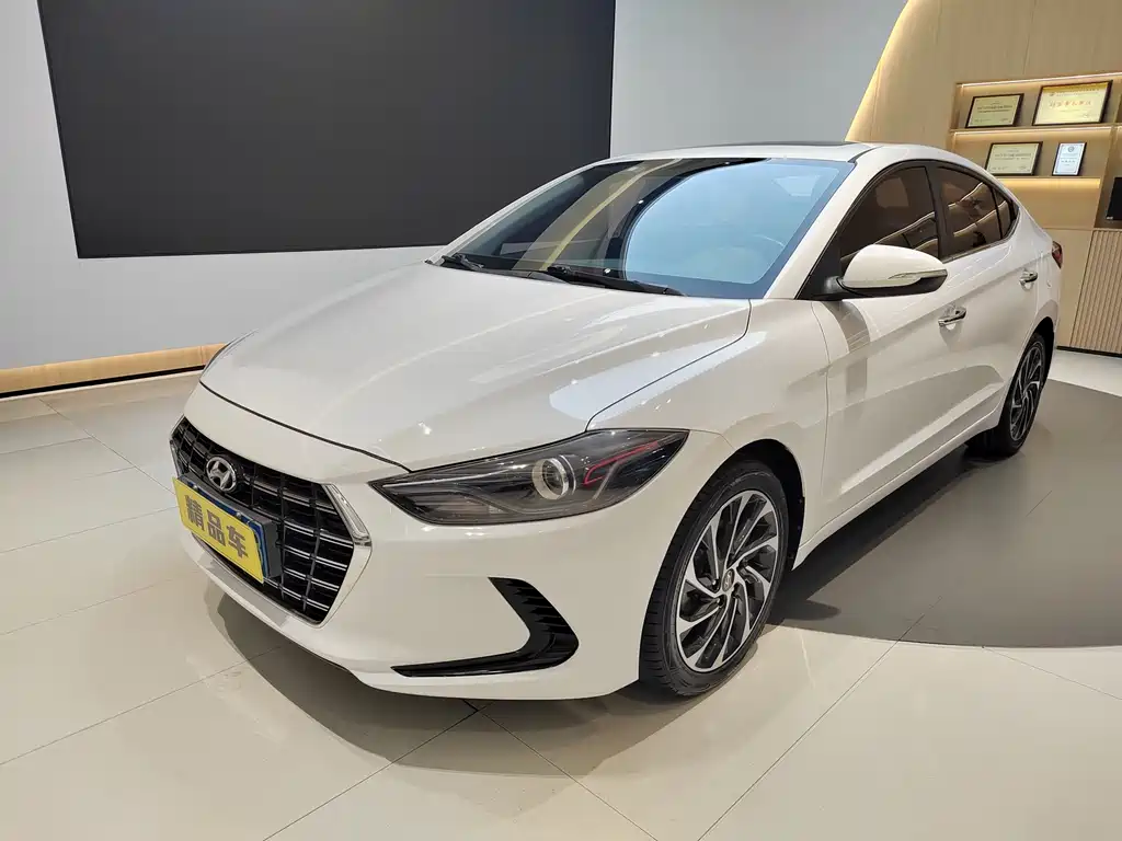 Hyundai Elantra 2020 — фото 1