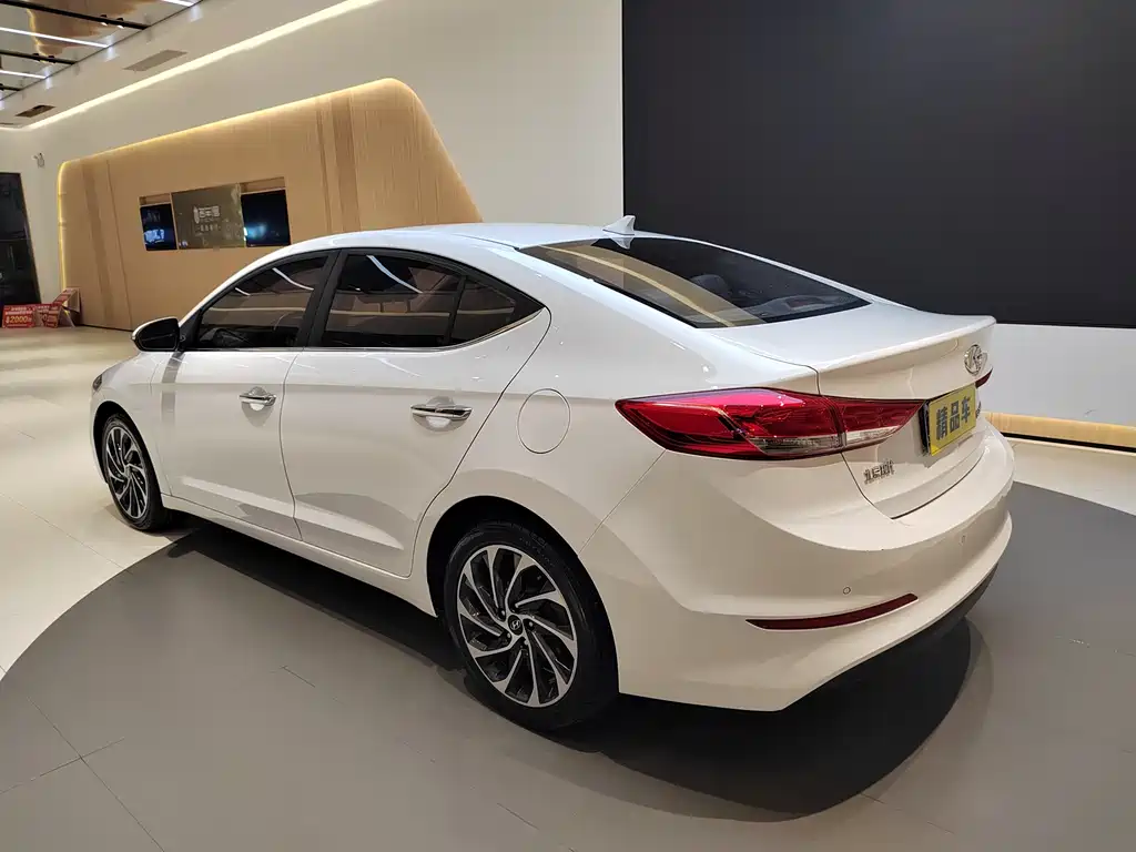 Hyundai Elantra 2020 — фото 6