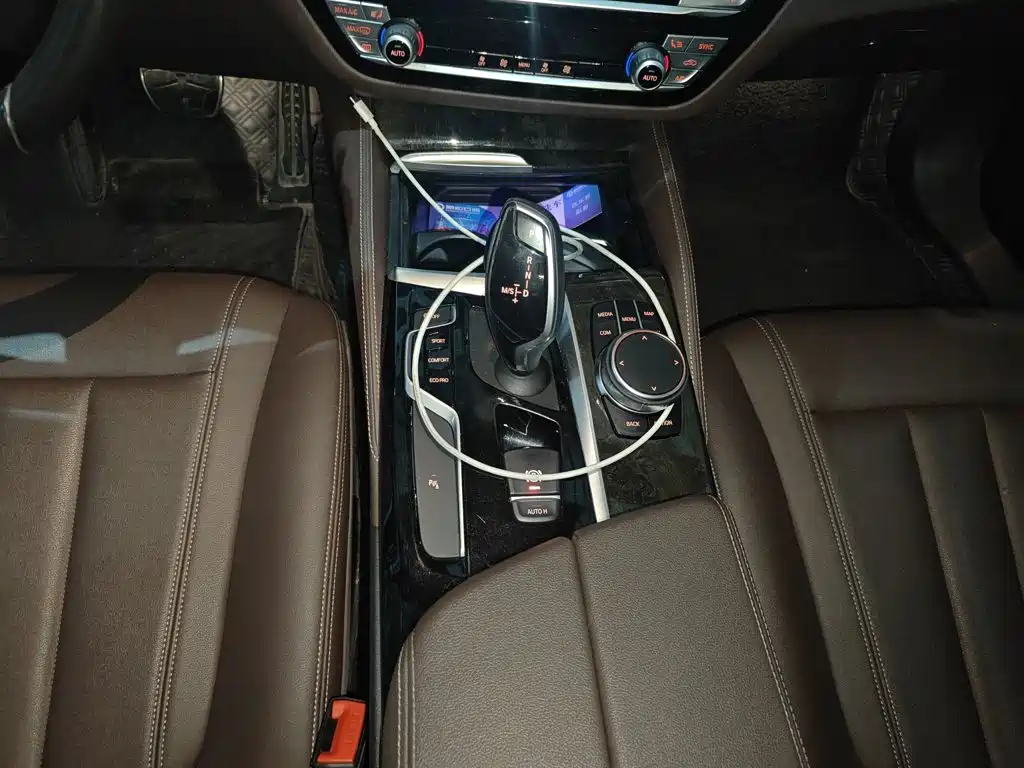 BMW 5 Series 2018 — фото 14