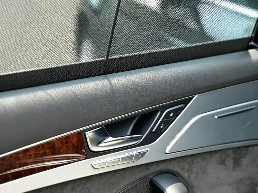 Audi A8 2012 — фото 18