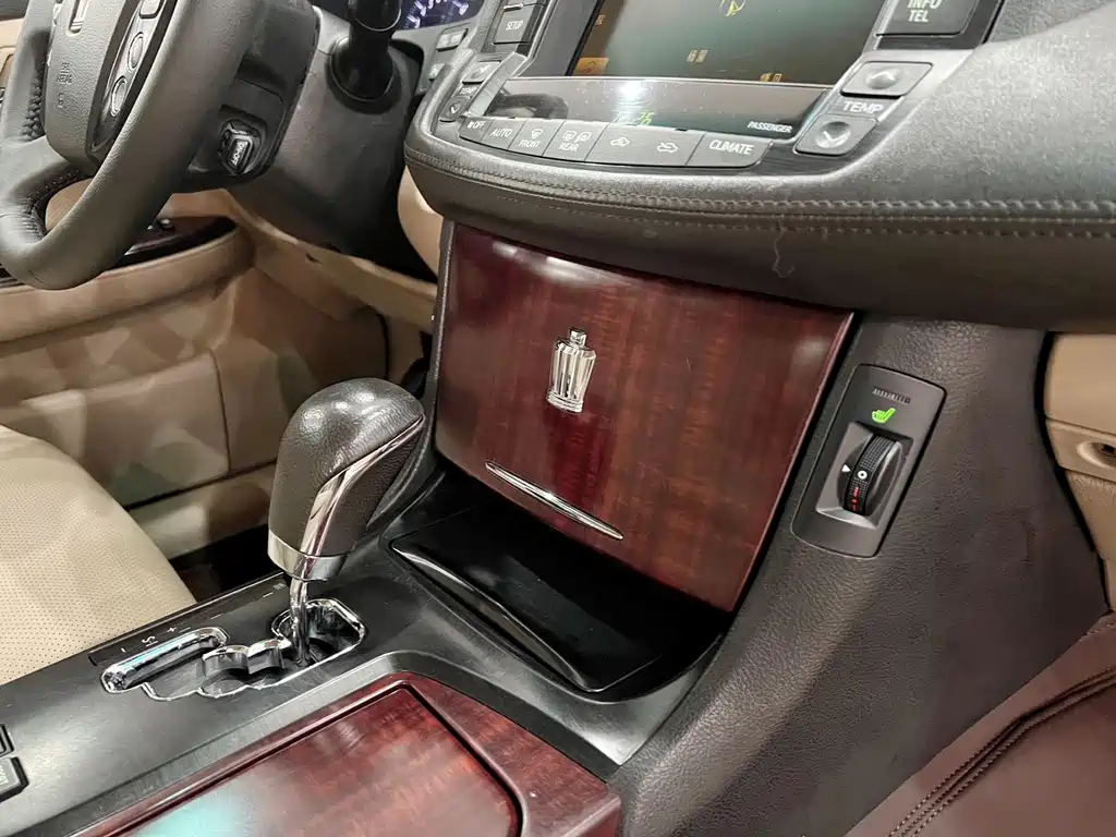 Toyota Crown 2010 — фото 14