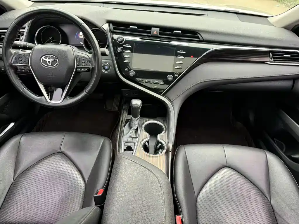 Toyota Camry 2018 — фото 10