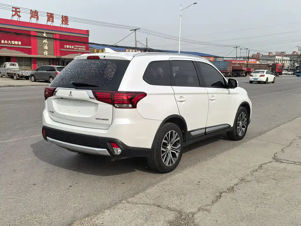 Mitsubishi Outlander 2018 — фото 4